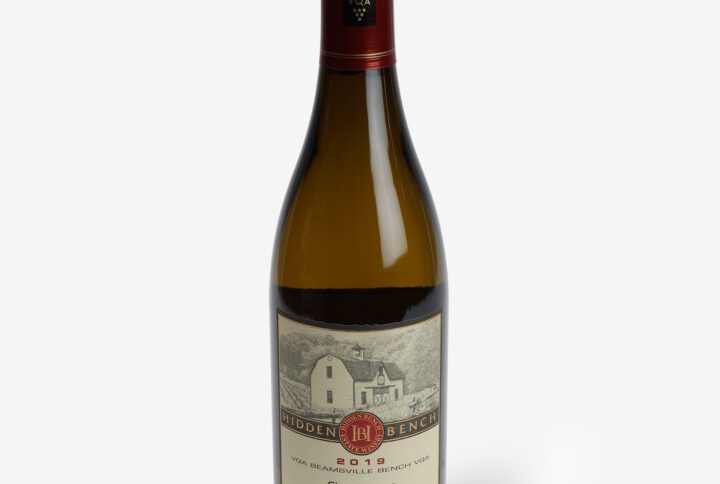 Forsiden af en flaske Estate Chardonnay 2019 fra Hidden Bench