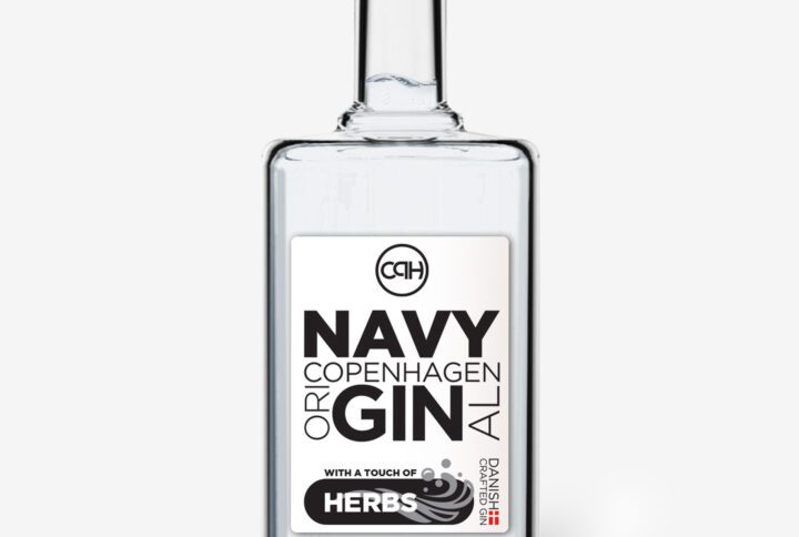 Produktbillede af en flaske Navy gin fra Copenhagen Original på en lys baggrund